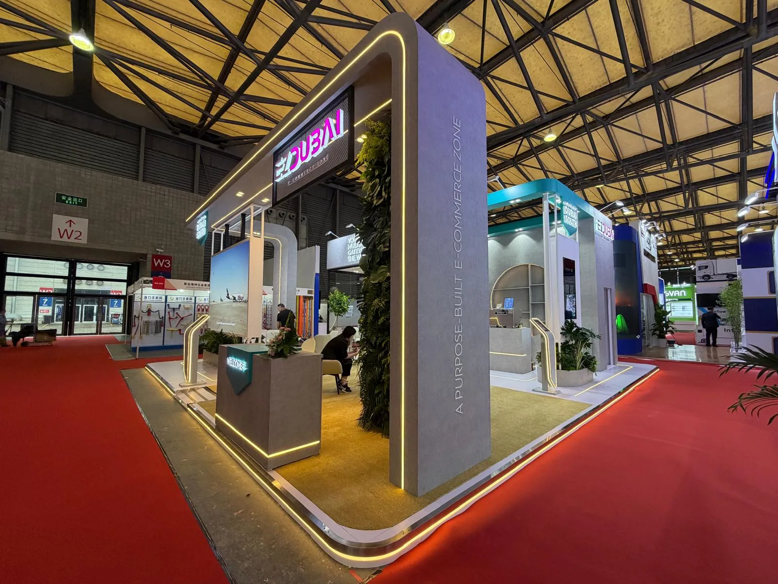 Premium custom booth structure with curved light-trough architecture built in Shanghai